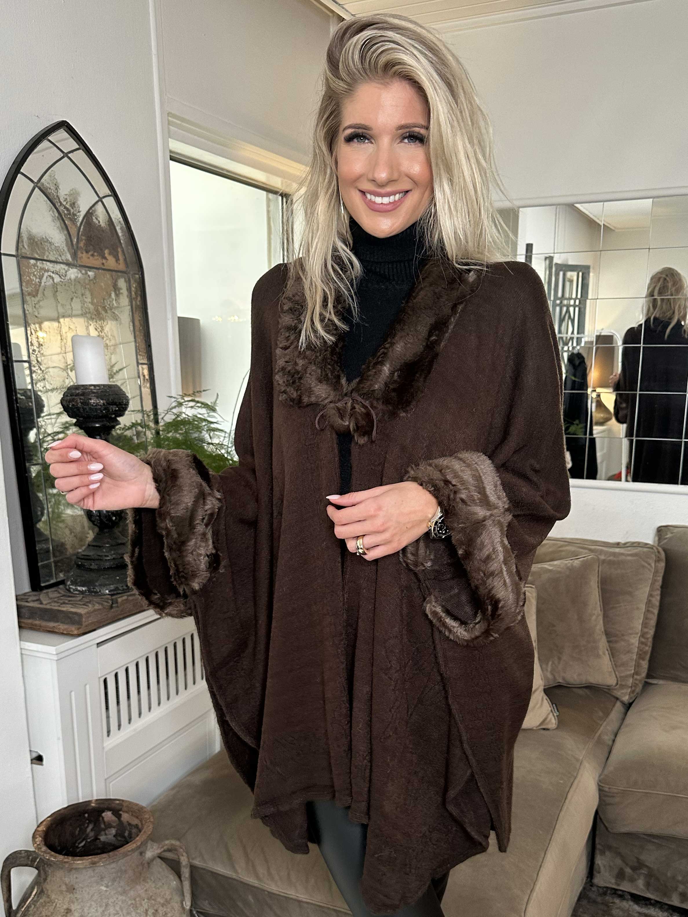 Manon - Strikponcho med faux fur pelskant